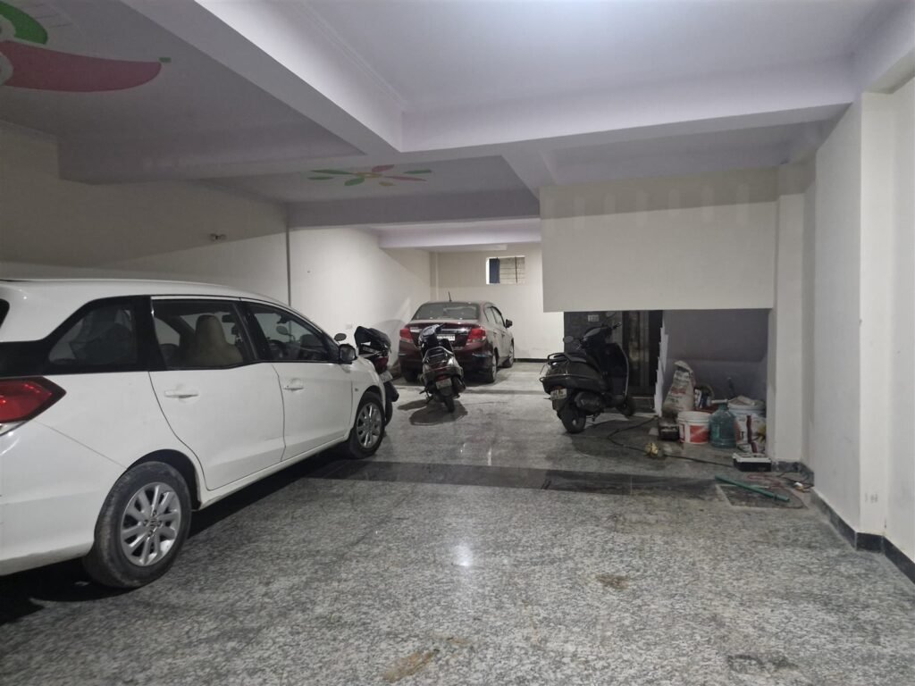 Builder Floor vs Society Flat in Delhi – Which Is Better? 2 Stilt car parking in a builder floor building in Delhi | SSY Homes